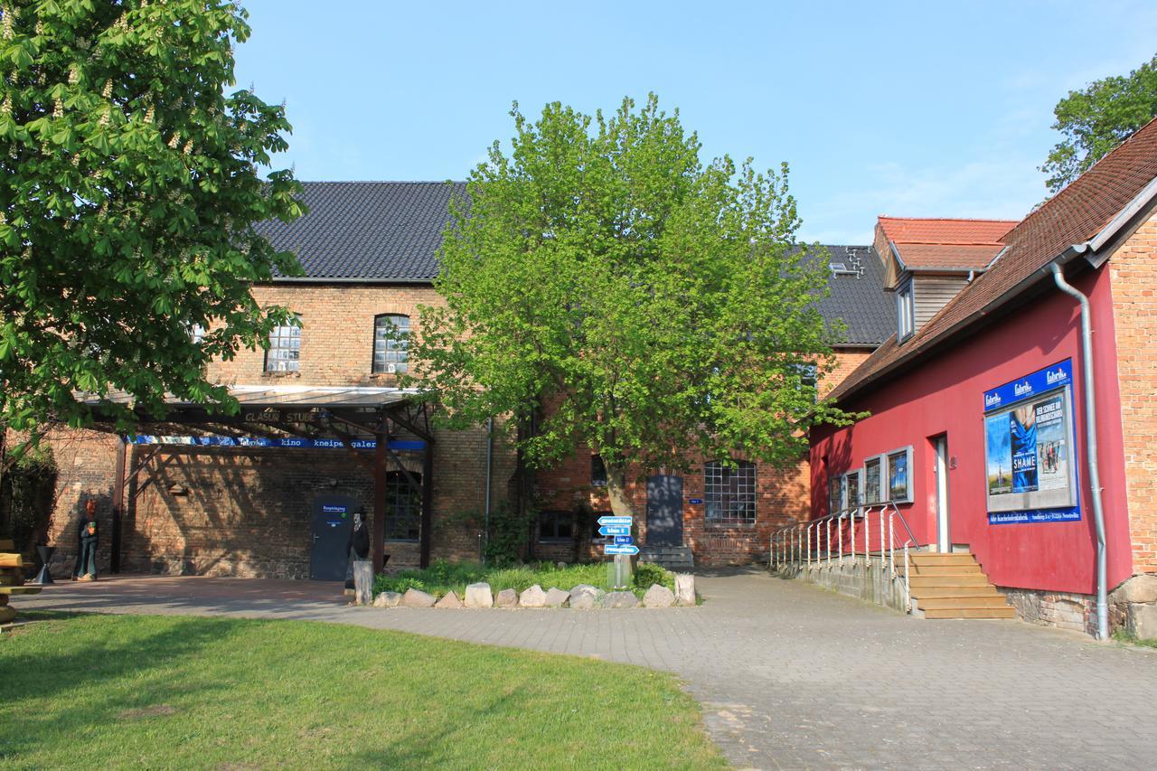 Basiskulturfabrik Oeko-Hotel Neustrelitz Esterno foto